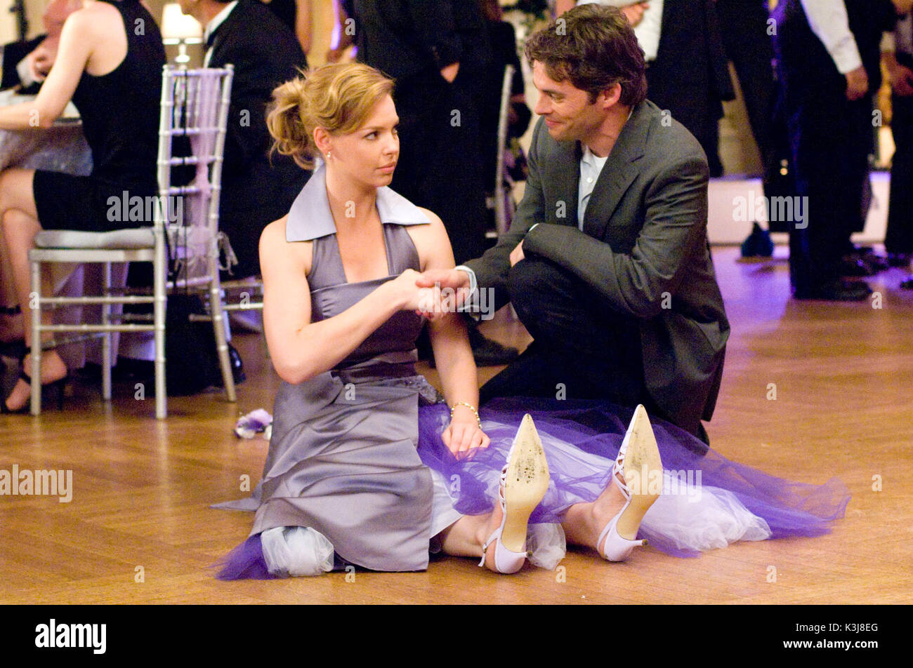 27DKS-007 Newspaper reporter Kevin offers a helping hand to fallen bridesmaid Jane (Katherine Heigl). 27 DRESSES aka TWENTY SEVEN DRESSES KATHERINE HEIGL, JAMES MARSDEN      Date: 2008 Stock Photo