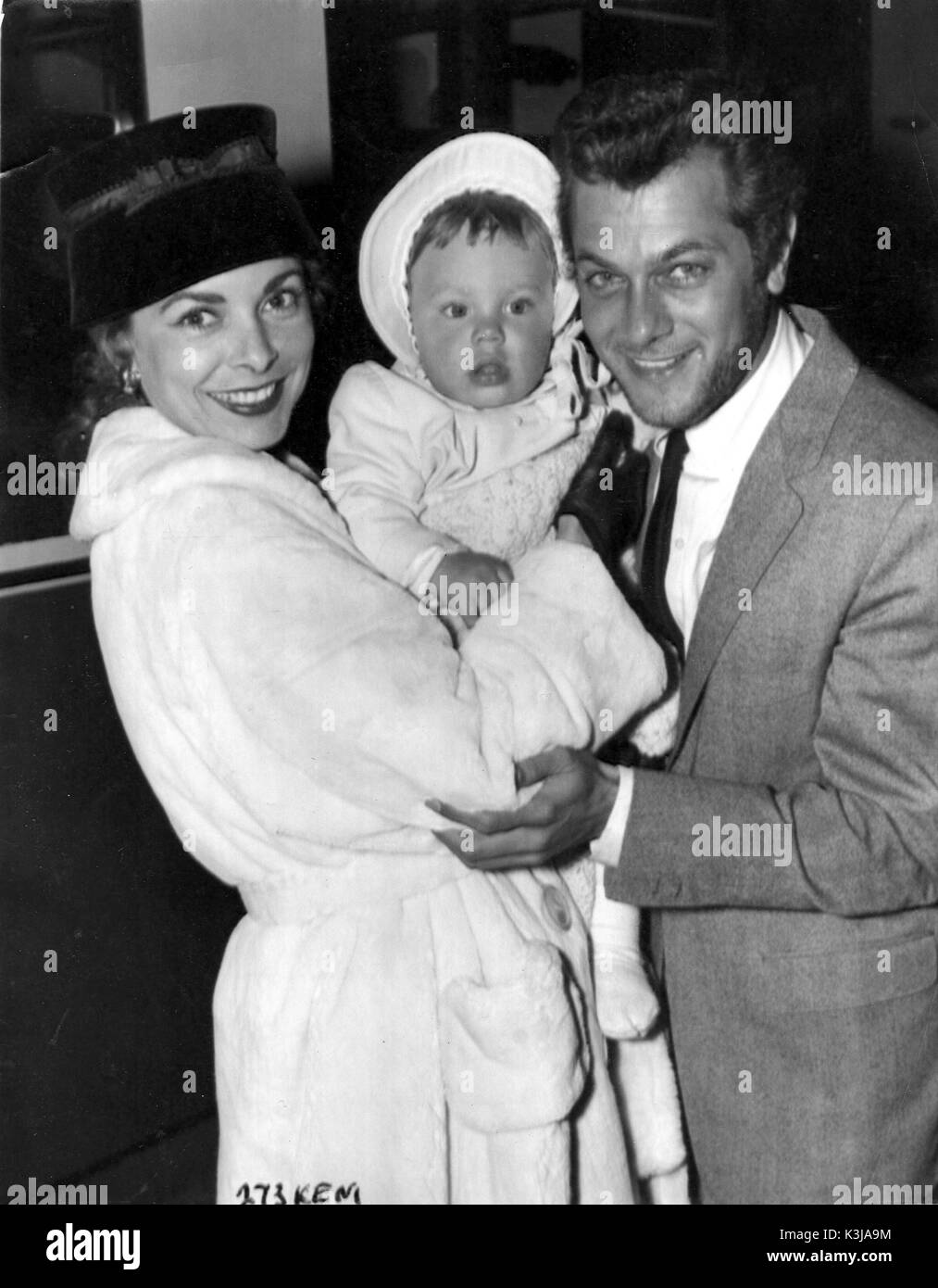 TONY CURTIS & JANET LEIGH Married 1951 - 1962 with their first daughter, KELLY CURTIS TONY CURTIS & JANET LEIGH Married 1951 - 1962 with their first daughter, KELLY CURTIS Stock Photo