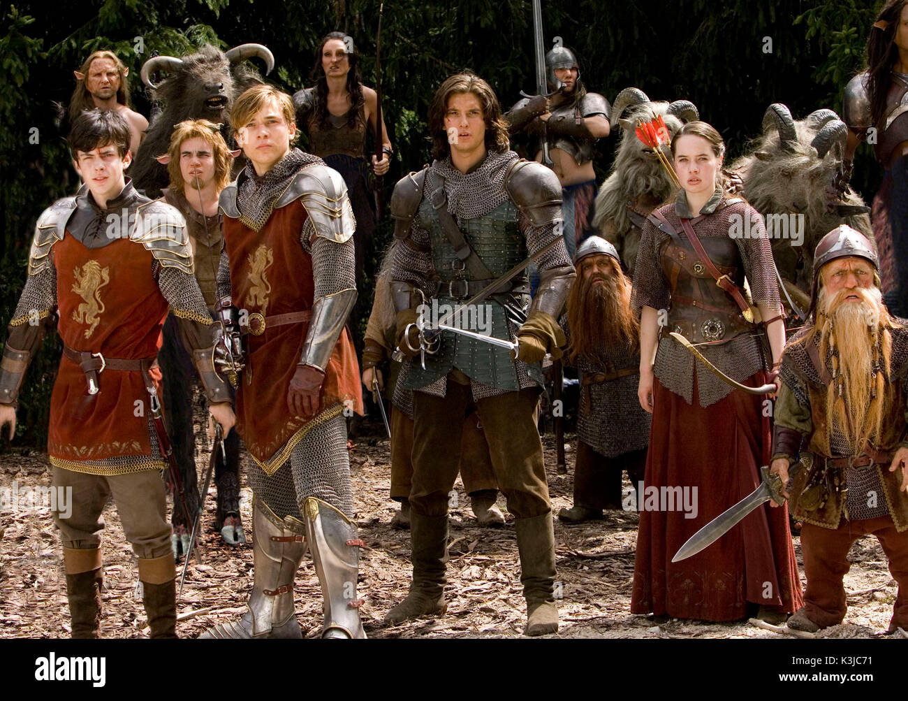 THE CHRONICLES OF NARNIA: PRINCE CASPIAN [BR / US 2008] It's 1,300 years later, and Prince Caspian (BEN BARNES, center) must call upon Edmund (SKANDAR KEYNES, far left), Peter (WILLIAM MOSELEY, left), and Susan (ANNA POPPLEWELL, near right) as well as the red dwarf Trumpkin (PETER DINKLAGE, far right) to help battle the pirate-like Telmarines and reclaim the kingdom of Narnia THE CHRONICLES OF NARNIA: PRINCE CASPIAN     Date: 2008 Stock Photo