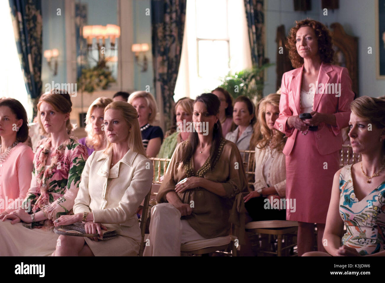 THE NANNY DIARIES LAURA LINNEY, JULIE WHITE [standing] THE NANNY DIARIES [US 2007] [3rd from left, seated] LAURA LINNEY, JULIE WHITE [standing]     Date: 2007 Stock Photo