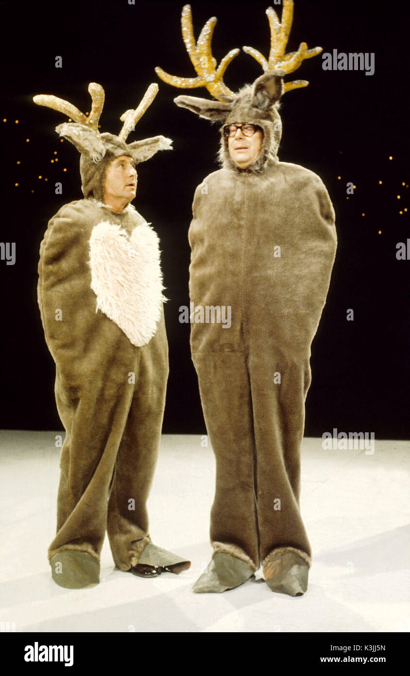 THE MORECAMBE AND WISE SHOW ERNIE WISE, ERIC MORECAMBE THE MORECAMBE AND WISE SHOW Stock Photo