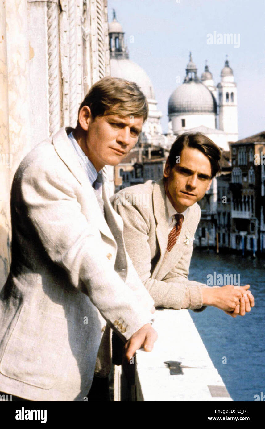 BRIDESHEAD REVISITED ANTHONY ANDREWS as Sebastian Flyte, JEREMY IRONS as Charles Ryder BRIDESHEAD REVISITED Stock Photo