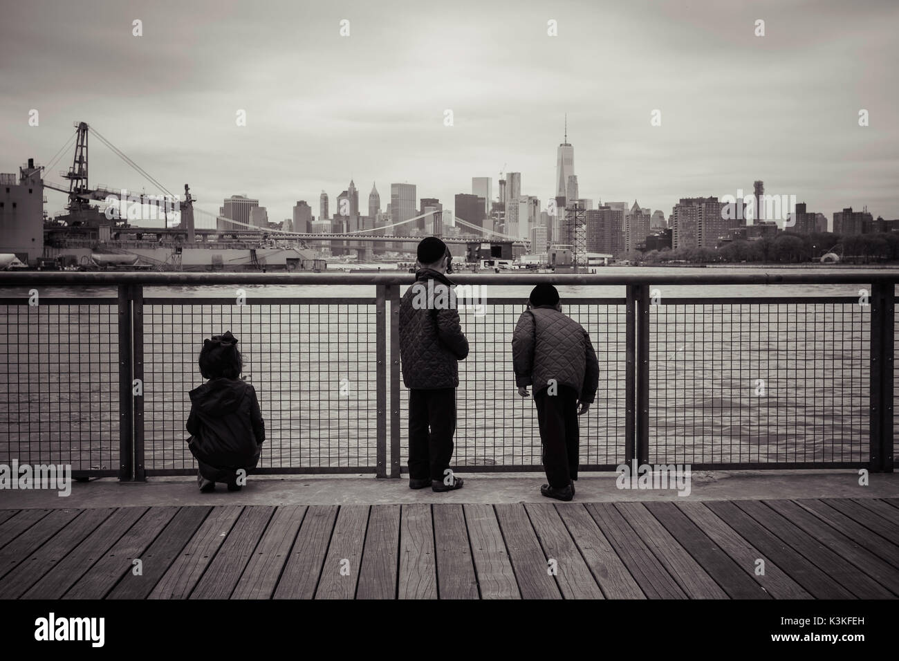 Young orthodox Jews, kids in front of New York Skyline, Williamsburg, Brooklyn, New York, USA Stock Photo