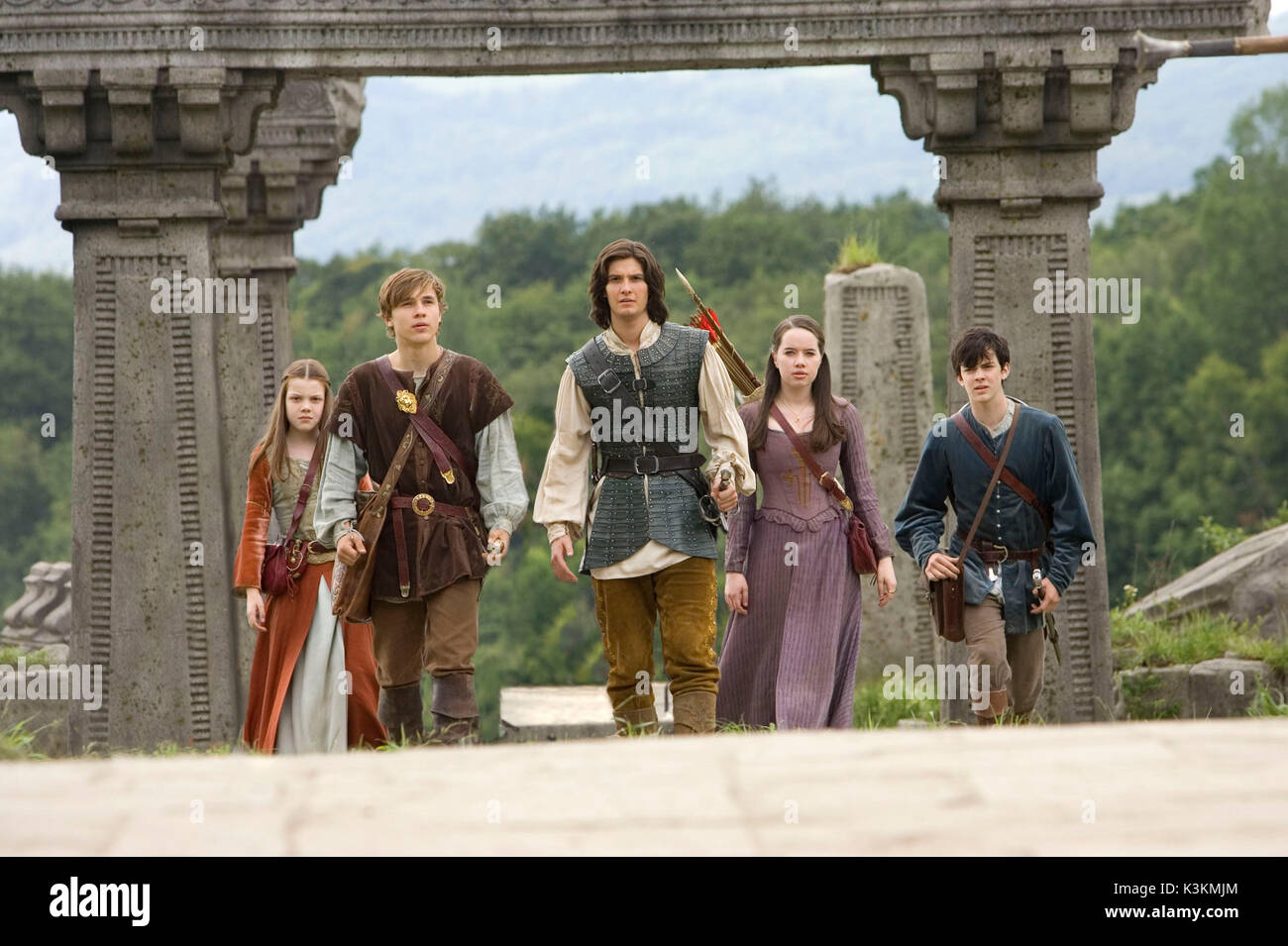 THE CHRONICLES OF NARNIA: PRINCE CASPIAN L-R: GEORGIE HENLEY as Lucy, Peter WILLIAM MOSELEY as Peter, BEN BARNES as Prince Caspian, ANNA POPPLEWELL as Susan, SKANDAR KEYNES as Edmund     Date: 2008 Stock Photo