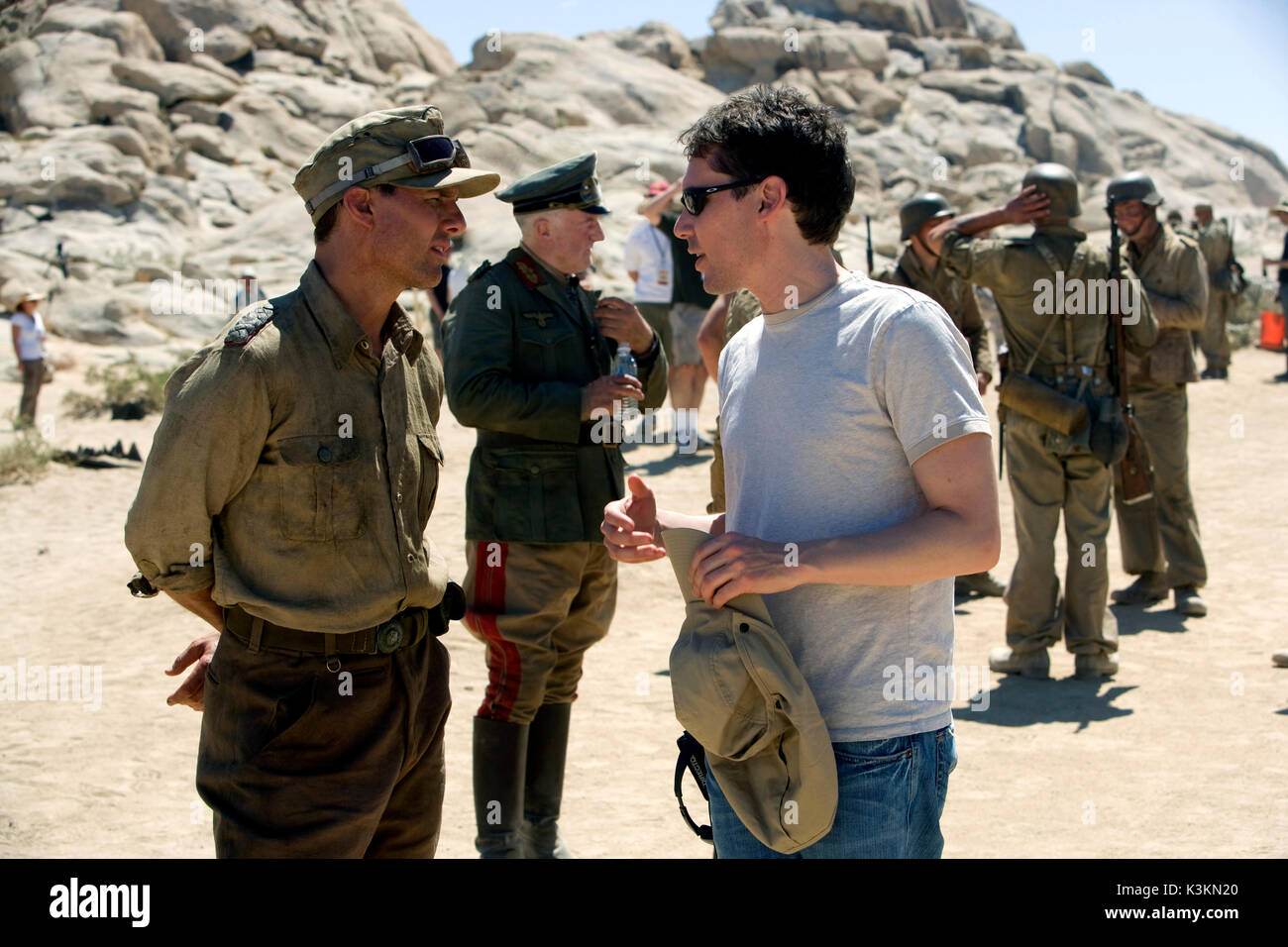 VALKYRIE TOM CRUISE, Director BRYAN SINGER on the set        Date: 2008 Stock Photo