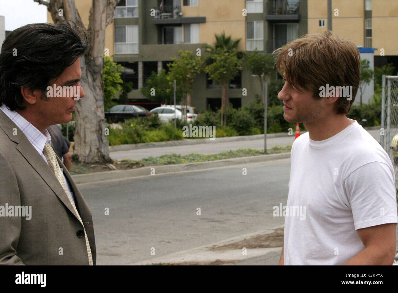 THE O.C. SEASON 2; Episode 1 The Distance Peter Gallagher as Sandy and Benjamin McKenzie as Ryan.        Date: 2003 Stock Photo