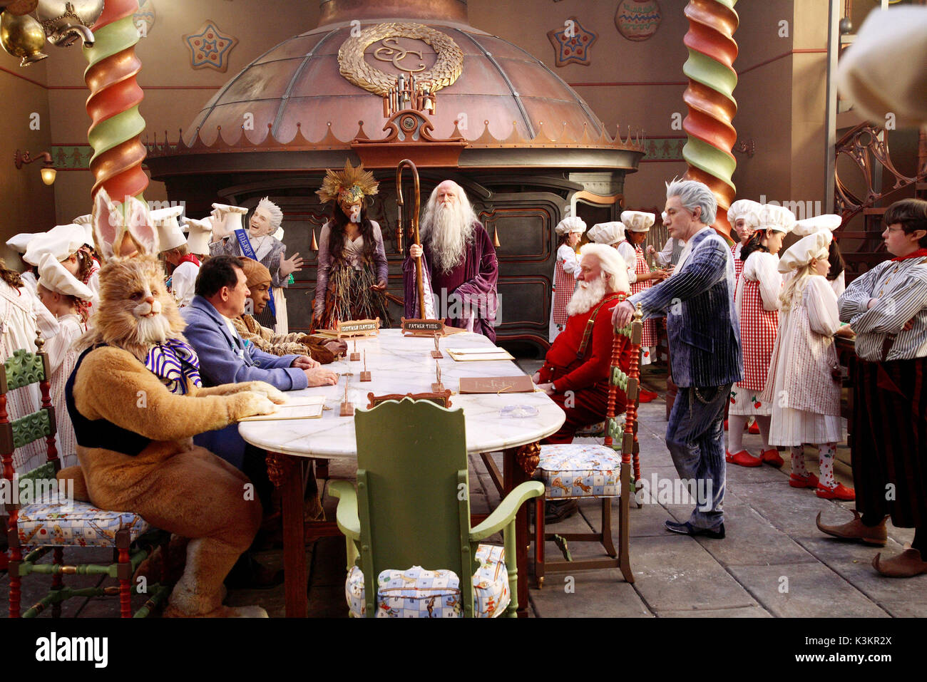 THE SANTA CLAUSE 3 : THE ESCAPE CLAUSE JAY THOMAS as The Easter Bunny, ART LAFLEUR as the Tooth Fairy, MICHAEL DORN as the Mr.Sandman, AISHA TYLER as Mother Nature, PETER BOYLE as Father Time, TIM ALLEN as Scott Calvin / Santa Claus, MARTIN SHORT as Jack Frost, SPENCER BRESLIN as Curtis the elf       Date: 2006 Stock Photo