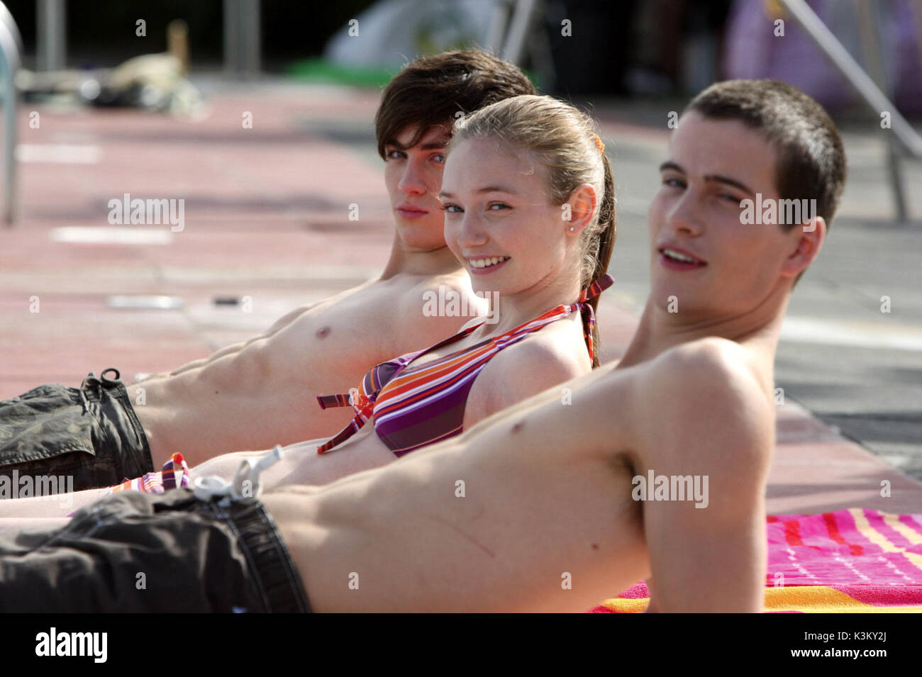 ANGUS, THONGS AND PERFECT SNOGGING AARON JOHNSON, ELEANOR TOMLINSON, SEAN  BOURKE Date: 2008 Stock Photo - Alamy