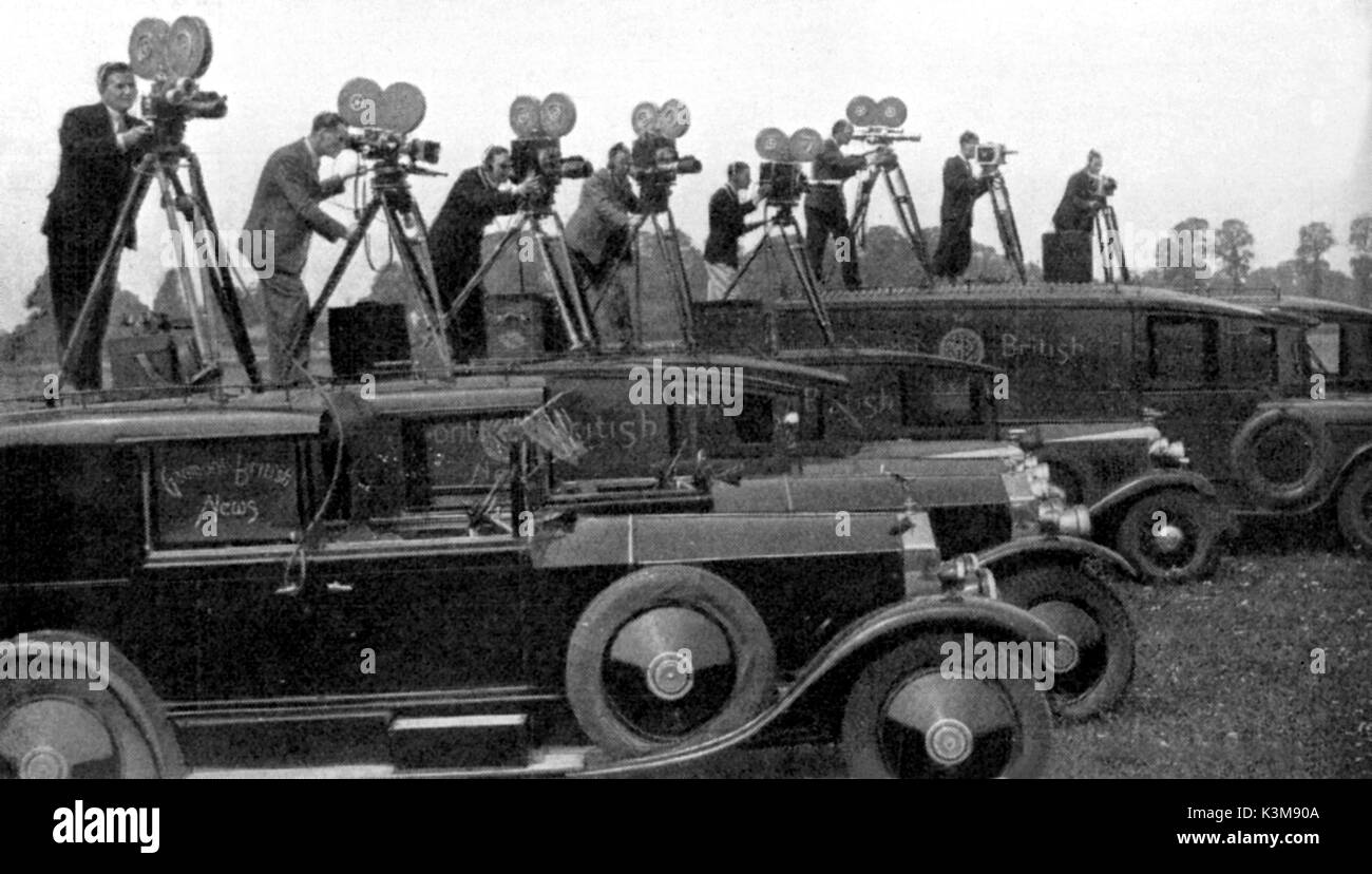 GAUMONT-BRITISH NEWS camera and sound recording crews ready to record sound newsreels, which after editing and descriptive commentary will be shown in cinemas. The two nearest cars are Rolls Royce Phantom 40/50s with Sedanca de Ville car bodies converted for news use and beyond are two Vauxhall vans. Photo c1933     Date: Stock Photo