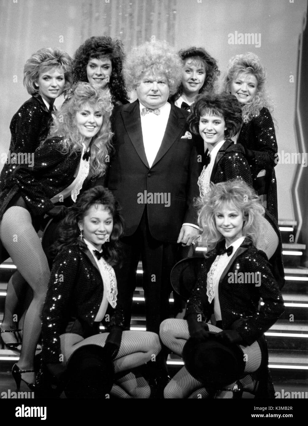 THE BENNY HILL SHOW [BR TV SERIES 1969 -1989]  BENNY HILL [centre]     Date: 1989 Stock Photo