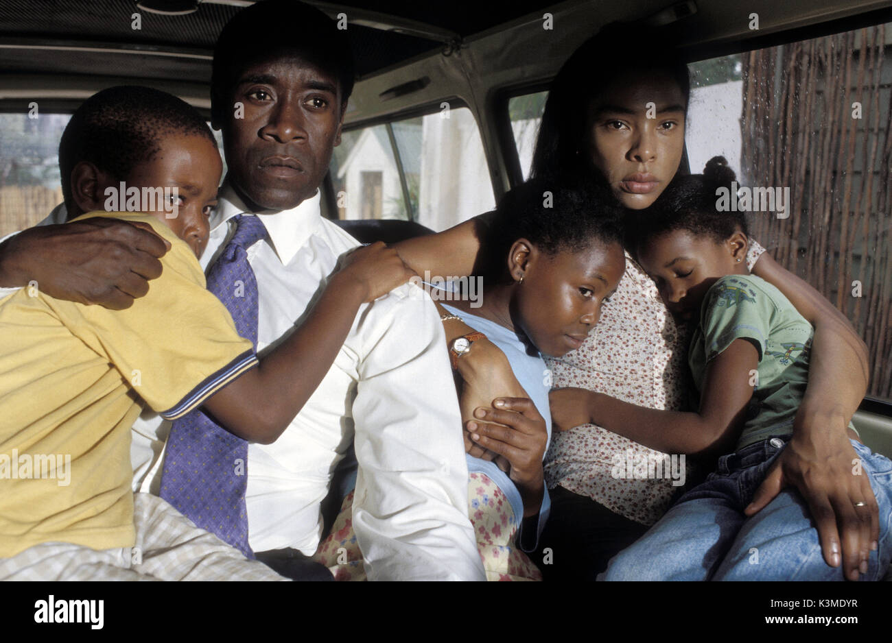 HOTEL RWANDA [BR / IT / SA 2004] DON CHEADLE as Paul Rusesabagina, SOPHIE OKONEDO     Date: 2004 Stock Photo