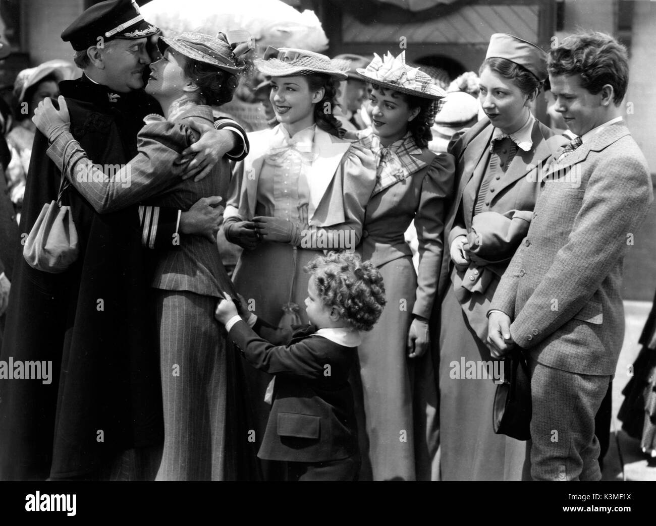 MOTHER CAREY'S CHICKENS [US 1938] [L-R] RALPH MORGAN, FAY BAINTER, ANNE SHIRLEY, RUBY KEELER, JACKIE MORAN, PHYLLIS KENNEDY, DONNIE DUNAGAN [child]     Date: 1938 Stock Photo