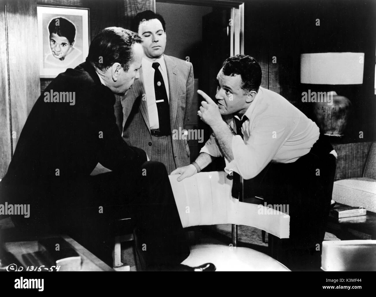 THE HARDER THEY FALL [US 1956] [L-R] HUMPHREY BOGART, NEHEMIAH PERSOFF, ROD STEIGER     Date: 1956 Stock Photo