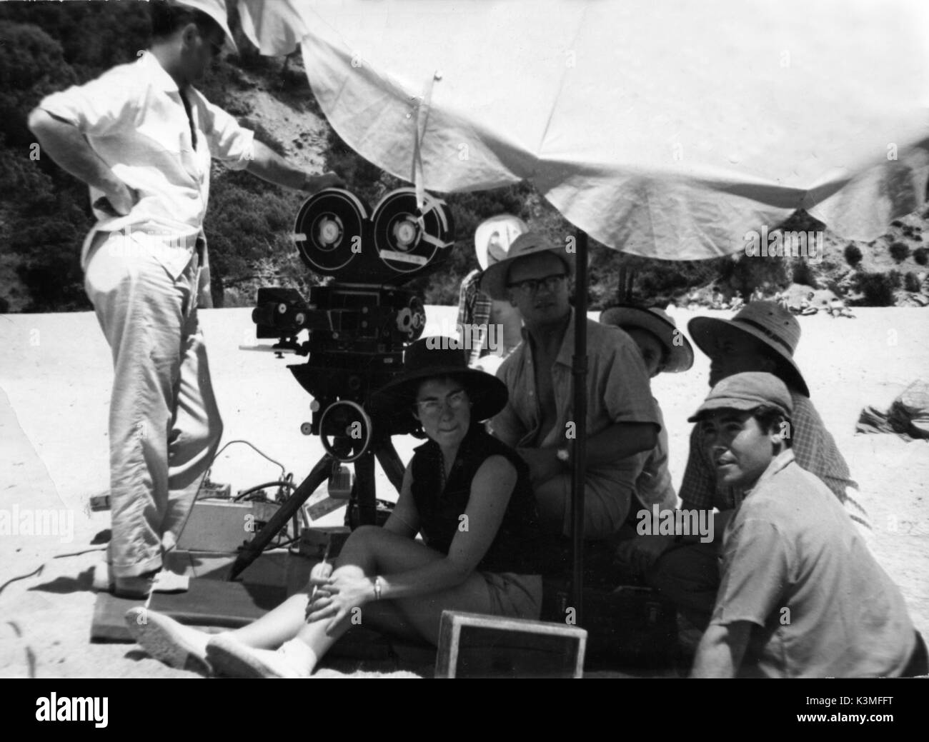 AROUND THE WORLD IN 80 DAYS [US / IT / W GER / YUG 1989] Continuty Girl RENEE GLYNNE [centre] with unidentified film crew     Date: 1989 Stock Photo