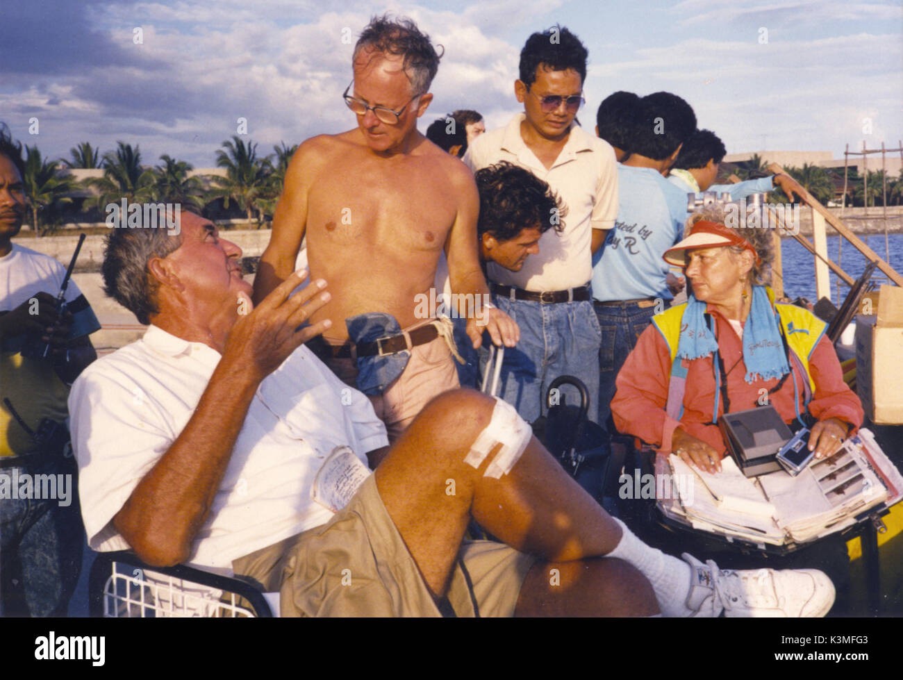 RETURN FROM THE RIVER KWAI [BR 1989] [L-R] Director ANDREW V MCCLAGLAN, Cinematographer ARTHUR WOOSTER, [undidentified crew], Continuity Girl RENEE GLYNNE [far right]     Date: 1989 Stock Photo