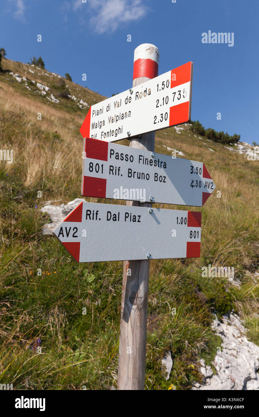 Europe, Italy, Veneto, Belluno. Signposting CAI / SAT along the Alta Via no. 2 on the Vette Feltrine, Dolomites Stock Photo