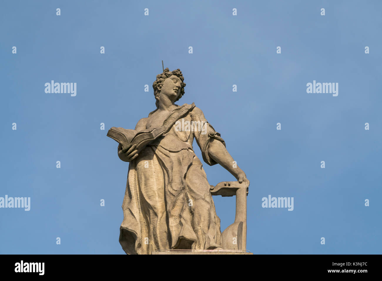 Statue auf dem Dach, markgräfliches Opernhaus Bayreuth, Oberfranken