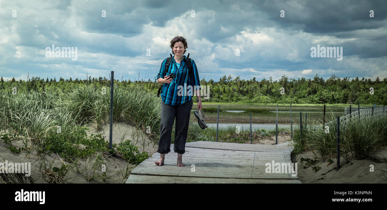 Woman walking barefoot park hi-res stock photography and images - Alamy