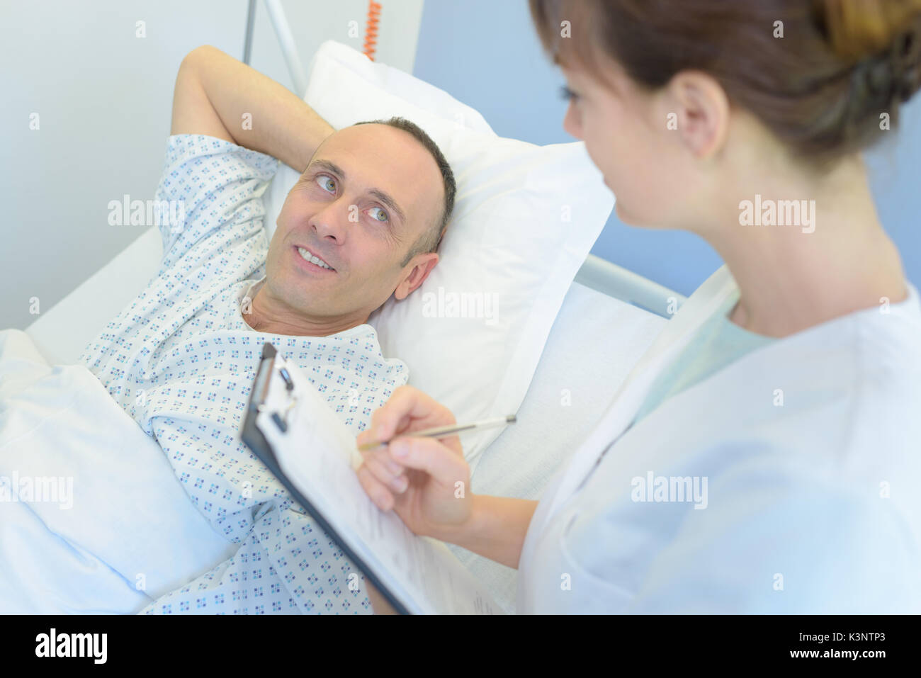 Doctor nurse clipboard visiting hi-res stock photography and images - Alamy