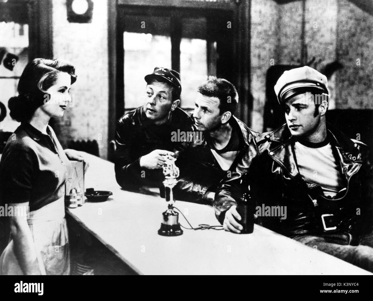 THE WILD ONE [US 1953] MARY MURPHY [left],[?], ALVY MOORE MARLON BRANDO [far right]     Date: 1953 Stock Photo