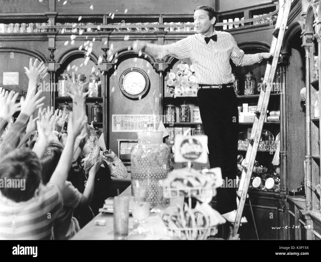 WILLY WONKA AND THE CHOCOLATE FACTORY [US 1971] AUBREY WOODS as the owner of the sweet shop     Date: 1971 Stock Photo
