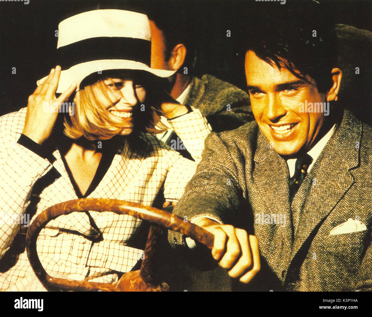 BONNIE AND CLYDE [US 1967] FAYE DUNAWAY as Bonnie Parker, WARREN BEATTY as Clyde Barrow     Date: 1967 Stock Photo