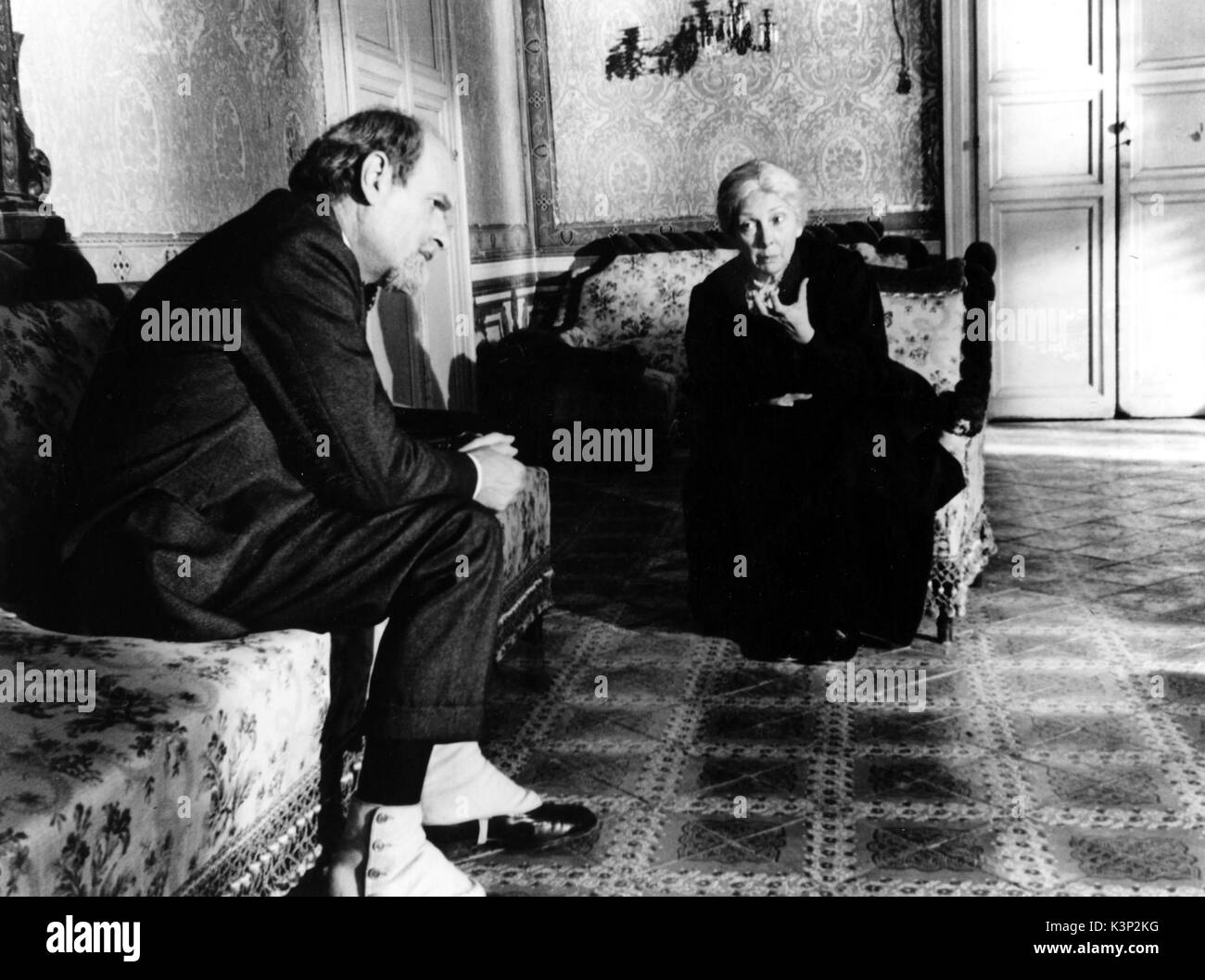 KAOS [IT / FR 1984] 'CONVERSING WITH MOTHER' OMERO ANTONUTTI, REGINA BIANCHI     Date: 1984 Stock Photo