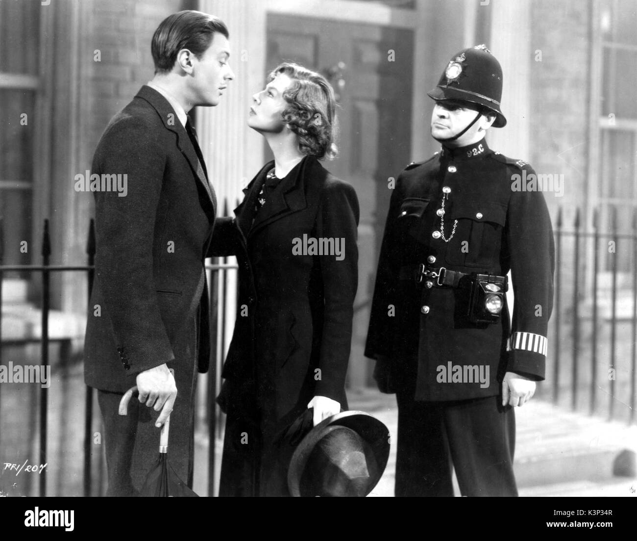PYGMALION [BR 1938] DAVID TREE as Freddy Eynsford-Hill, WENDY HILLER as Eliza Doolittle, CECIL TROUNCER as First Policeman     Date: 1938 Stock Photo