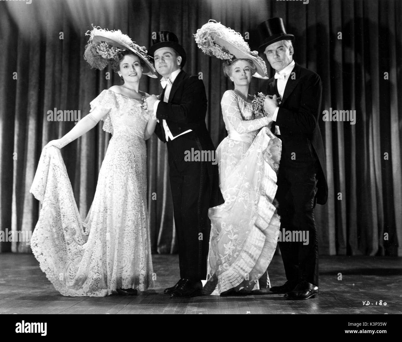 YANKEE DOODLE DANDY [US 1942] JOAN LESLIE, JAMES CAGNEY, ROSEMARY DECAMP, WALTER HUSTON     Date: 1942 Stock Photo