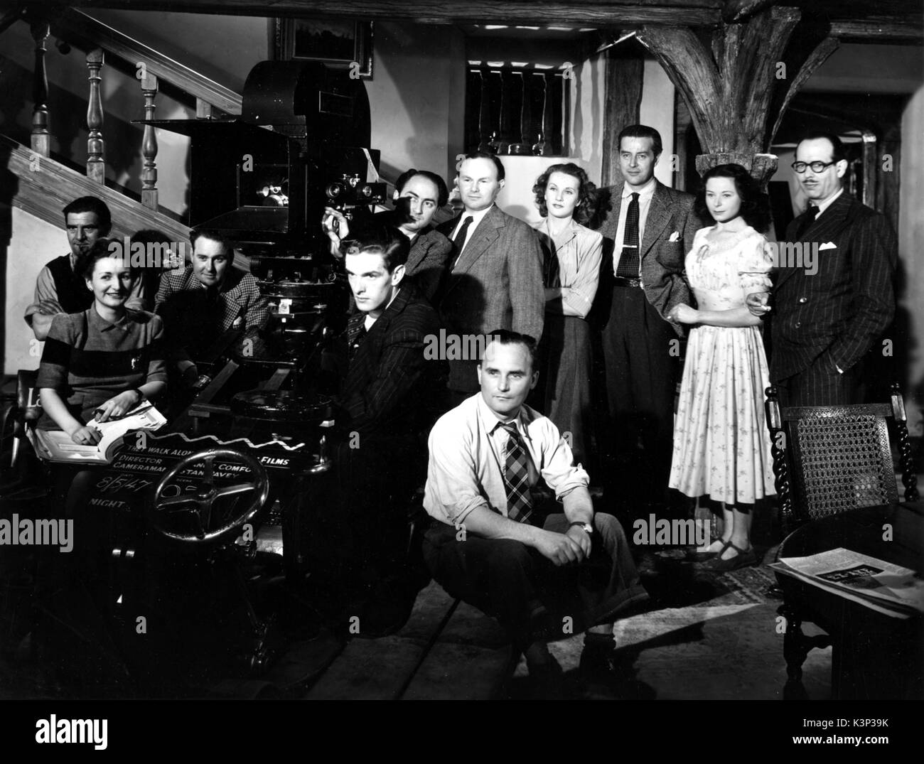 DAUGHTER OF DARKNESS [BR 1948] [L-R] Props Man JIM NEVILLE, Continuity Girl ELAINE SCHREYECK, Cinematographer STANLEY PAVEY, Focus Puller JOHNNY LYONS, Camera Operator MONTY BERMAN, Director LANCE COMFORT, actress ANNE CRAWFORD, actor RAY MILLAND who was visiting the set, actress SIOBHAN MCKENNA, Producer VICTOR HANBURY [Front, sitting] Assistant Director DICKY LEEMAN  Photo taken at RIVERSIDE STUDIOS     Date: 1948 Stock Photo