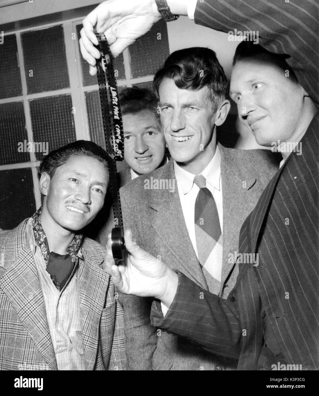 THE CONQUEST OF EVEREST [BR 1953] [L-R] SHERPA TENSING, Director and Cinematographer GEORGE LOWE, SIR EDMUND HILARY, Cinematographer TOM STOBART at Group 3 Studios, Beaconsfield to see the first rushes of the film made to record their successful expedition to Mount Everest.     Date: 1953 Stock Photo