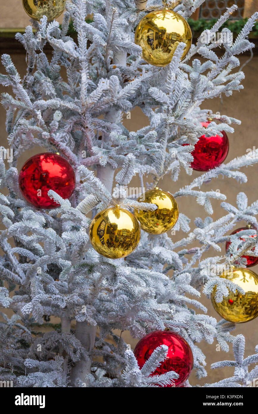 Red gold christmas tree decorations hi-res stock photography and images ...