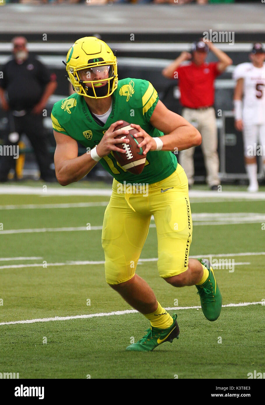 Autzen Stadium, Eugene, OR, USA. 02nd Sep, 2017. Oregon Ducks quarterback Justin  Herbert (10) looks for a receiver during the NCAA football game between the  Oregon Ducks and the Southern Utah Thunderbirds