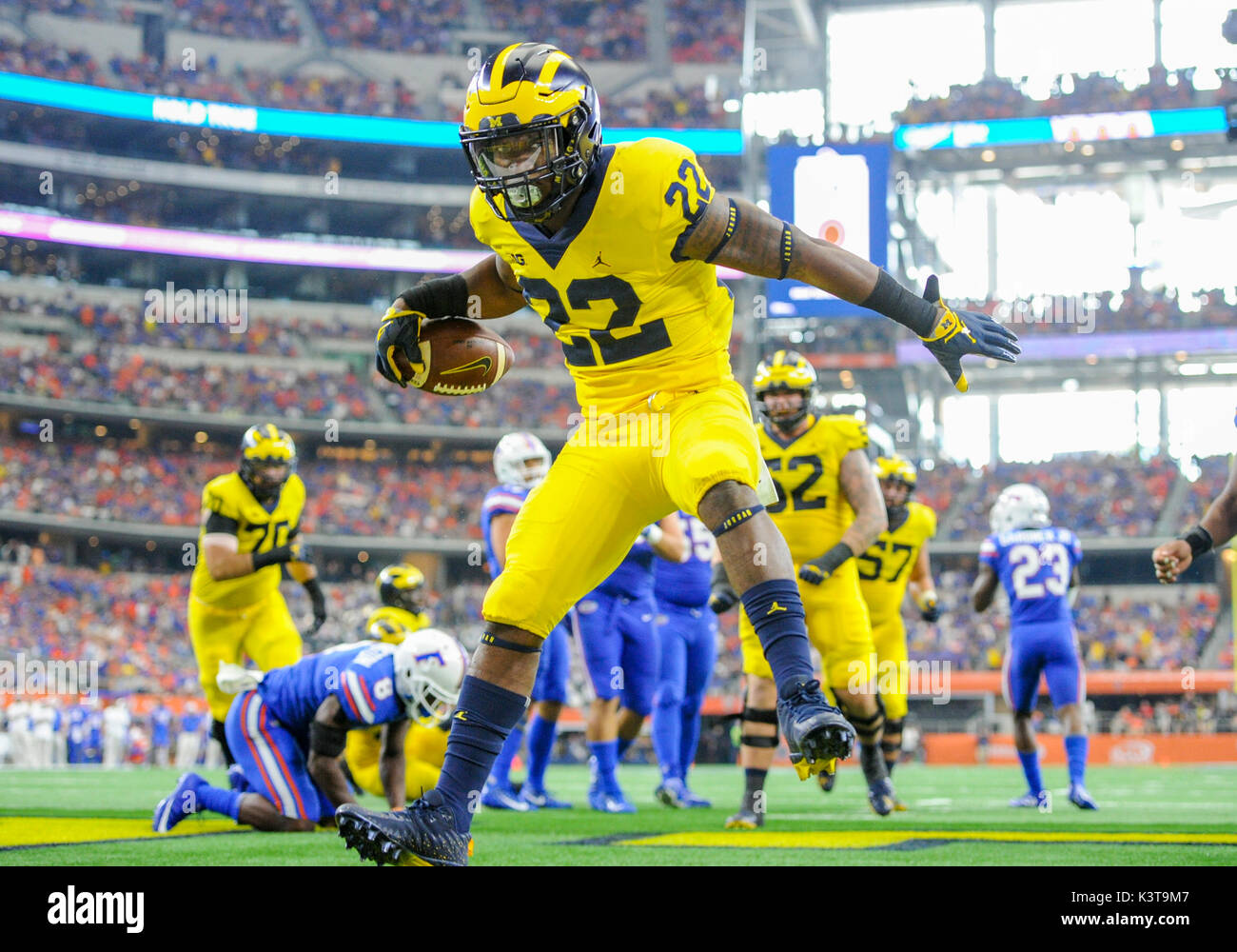 September 02, 2017: Michigan Wolverines running back Karan Higdon #22 carries the ball for a touchdown during the Advocare Classic NCAA Football game between the University of Michigan Wolverines and the University of Florida Gators at AT&T Stadium in Arlington, TX Michigan defeated Florida 33-17 Albert Pena/CSM Stock Photo