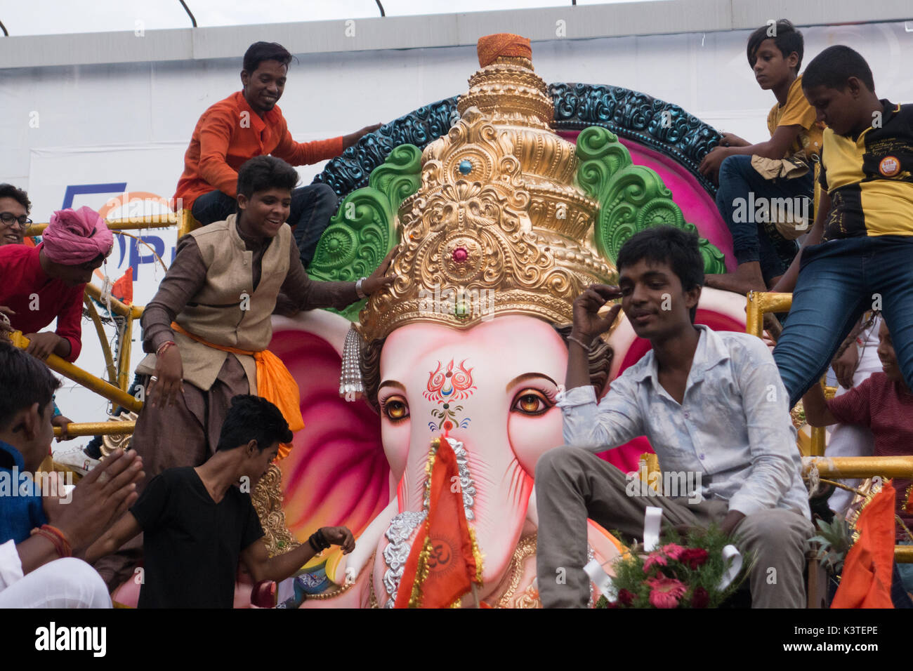 Hyderabad, India. 4th Sep, 2017. Hindu devotees carry idol of Hindu God