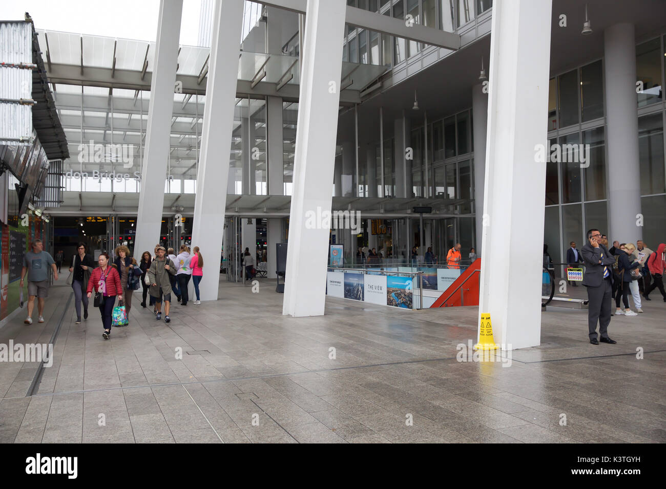London bridge station train departure board hires stock photography