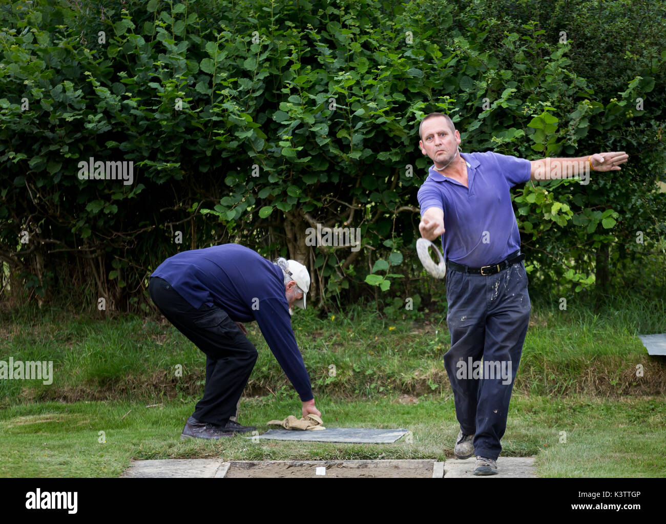 Throwing quoits hires stock photography and images Alamy