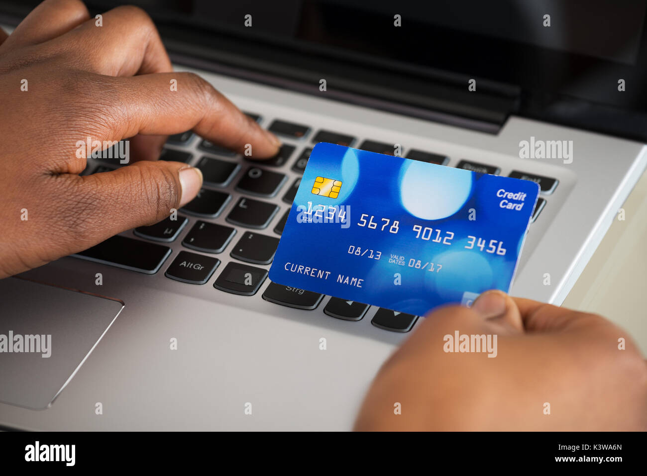 Pay with credit card. You can use a credit card. Человек с банковской картой. Кредитная карта. Режет кредитную карту.