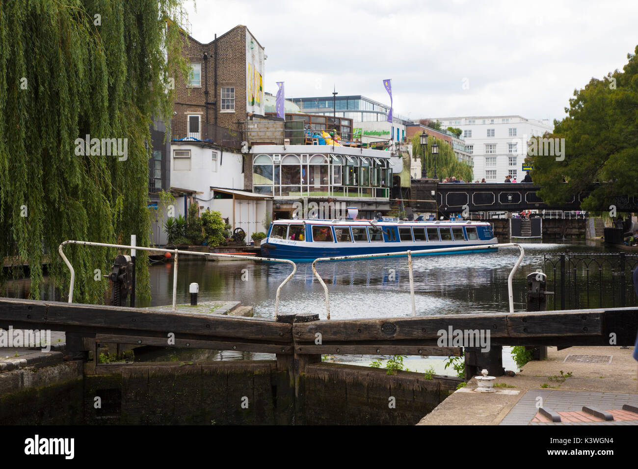 Regents canal narrow boat hi-res stock photography and images - Alamy