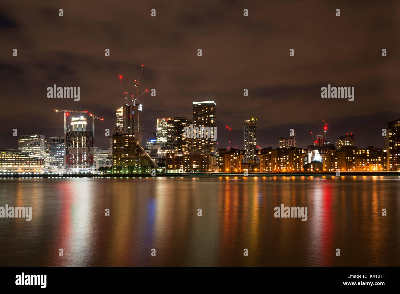 Canary wharf skyline at night hi-res stock photography and images - Alamy