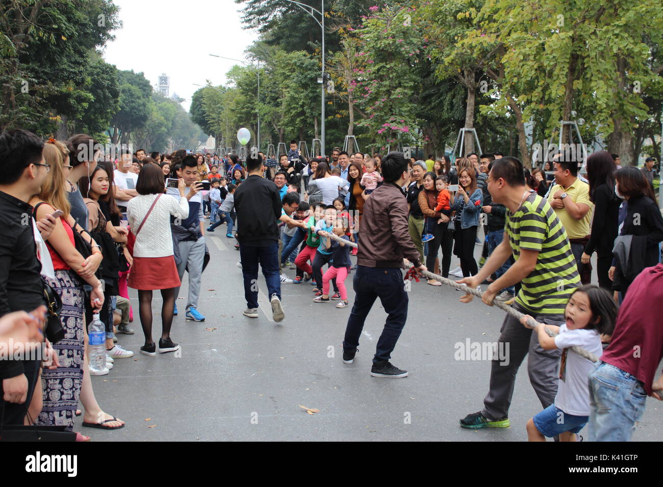 Tug of war children hi-res stock photography and images - Alamy
