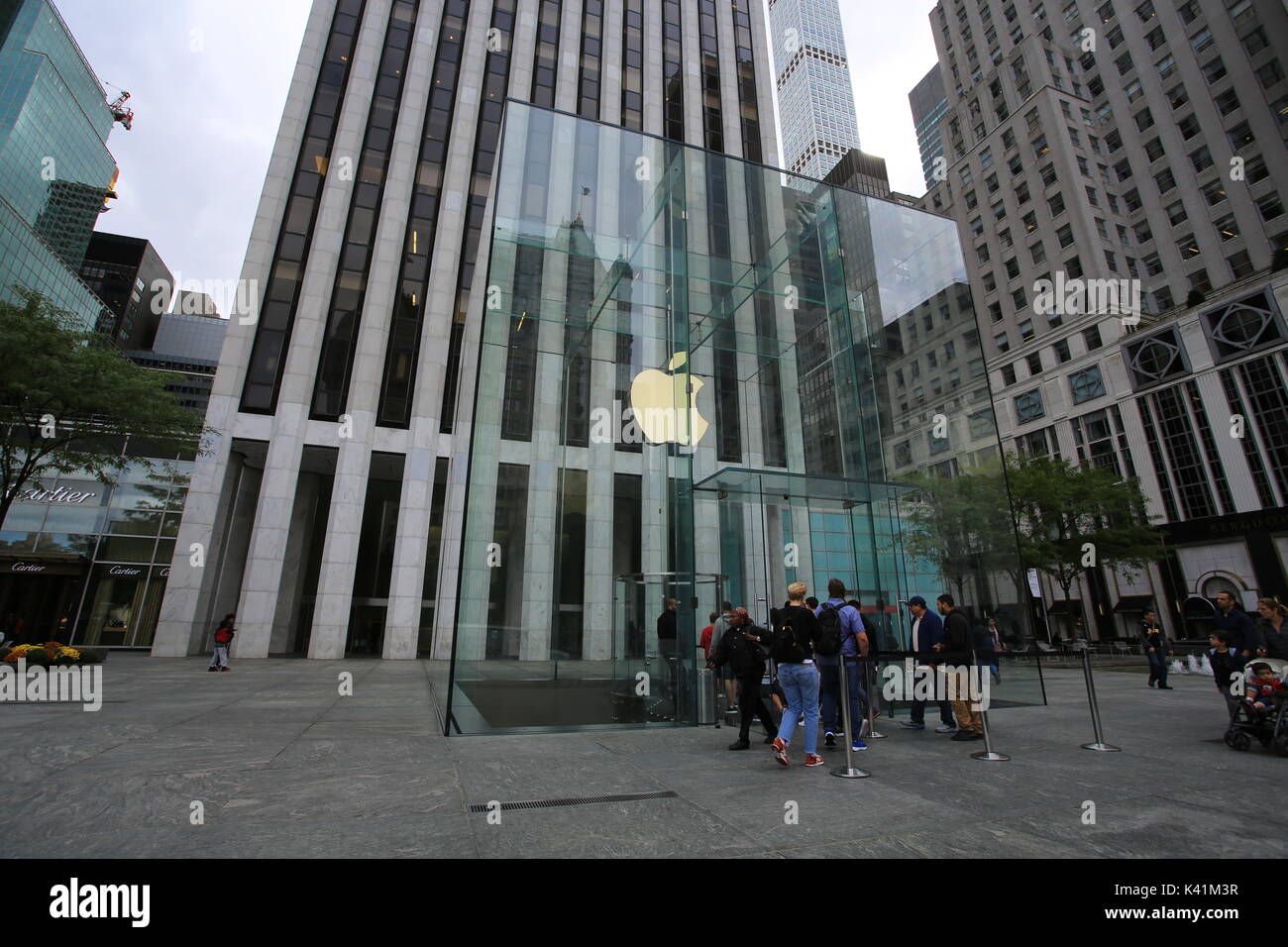 new york apple store in 5th avenue Stock Photo Alamy