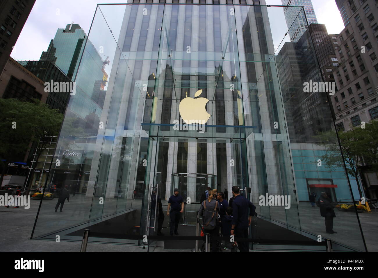 new york apple store in 5th avenue Stock Photo Alamy