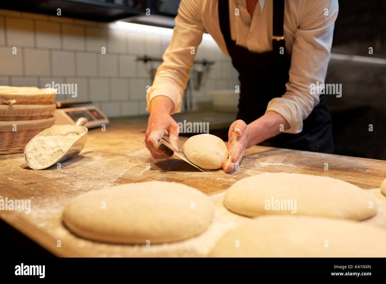 Мужик месит тесто. Пекарня тесто. Публичное теста. Пекарь месит тесто. Формовка хлебобулочных изделий.