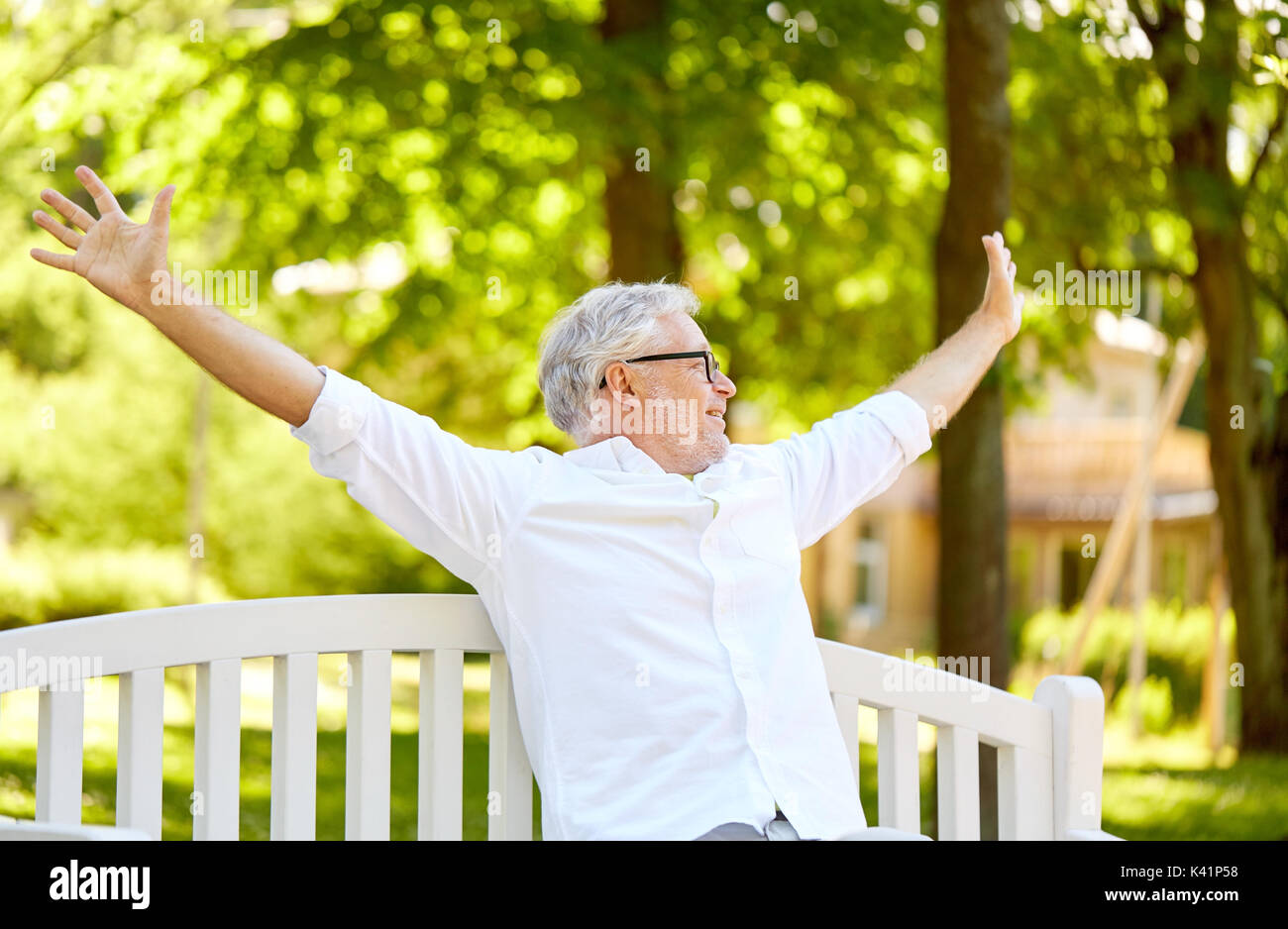 Senior man sitting park bench hi-res stock photography and images - Alamy