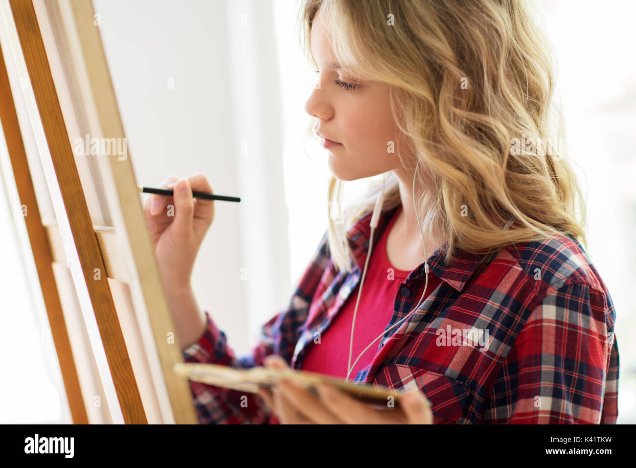 student girl with easel painting at art school Stock Photo - Alamy