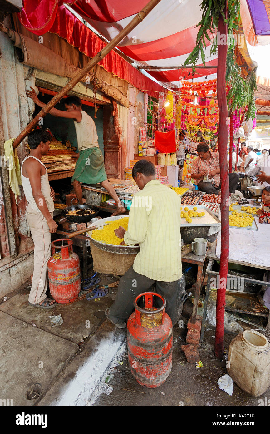 Men producing sweets during Diwali festival, Bharatpur, Rajasthan, India | Maenner bei der Herstellung von Suessigkeiten beim Lichterfest Diwali Stock Photo