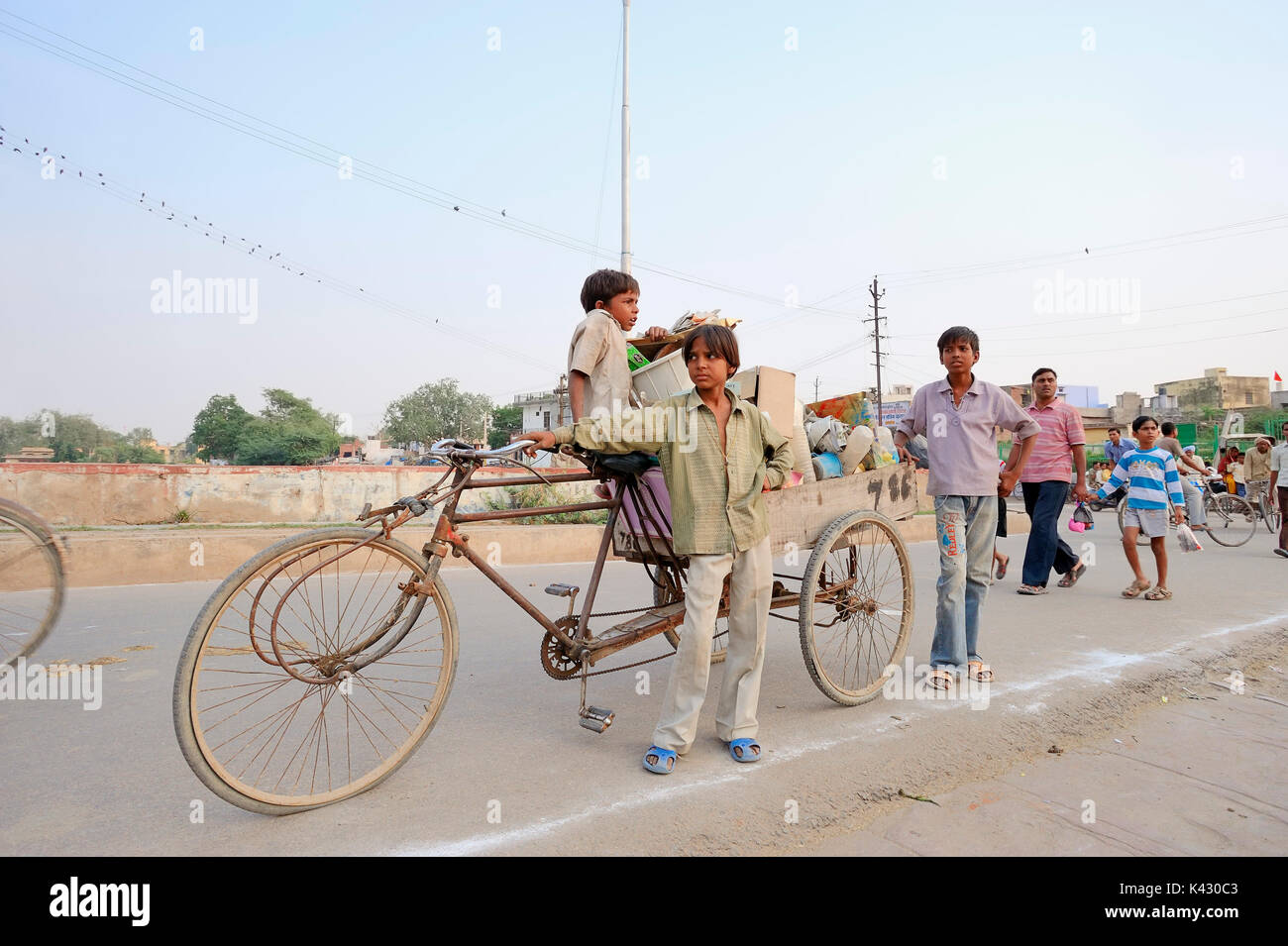 Children with bicycle, Bharatpur, Rajasthan, India | Kinder mit Fahrrad, Bharatpur, Rajasthan, Indien Stock Photo