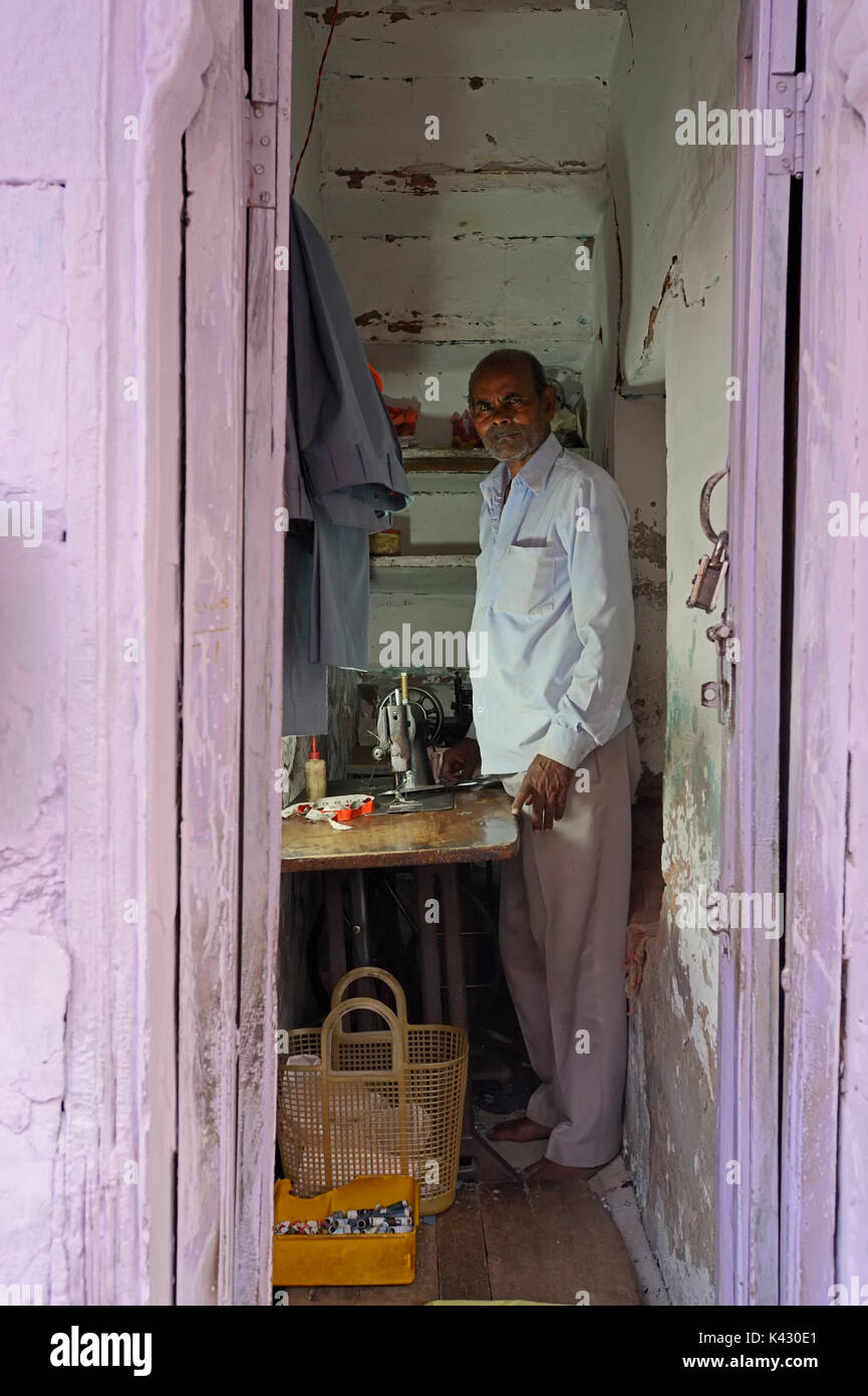 Tailor with old sewing machine, Bharatpur, Rajasthan, India | Schneider mit alter Naehmaschine, Bharatpur, Rajasthan, Indien Stock Photo
