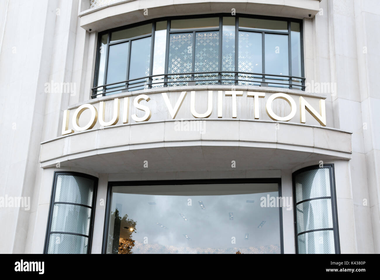 Paris, France: Louis Vuitton window store in Avenue George V, main shopping  avenue, in the heart of Paris Stock Photo - Alamy